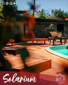 una imagen borrosa de un patio con piscina en El Rosedal Cataratas en Puerto Iguazú