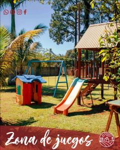 un parque infantil con tobogán y columpio en El Rosedal Cataratas en Puerto Iguazú