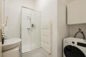 Bilik mandi di Charming APT perfect for 4-6 tram, self-checkin