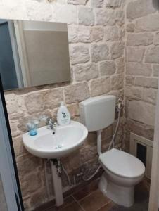 ビトントにあるDimora Termite Pietàのバスルーム(白いトイレ、シンク付)