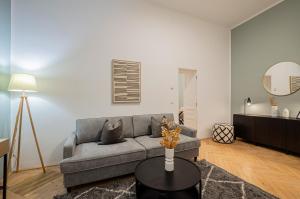 Ruang duduk di Charming APT perfect for 4-6 tram, self-checkin