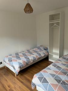 - une chambre avec 2 lits et un placard dans l'établissement Proximité de Douai, à Flers-en-Escrebieux