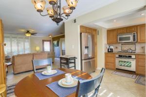 uma cozinha e sala de jantar com mesa e cadeiras em Palm Desert Home with Patios and Mountain View! em Palm Desert