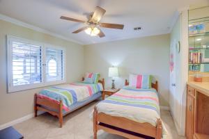 Un pat sau paturi într-o cameră la Palm Desert Home with Patios and Mountain View!