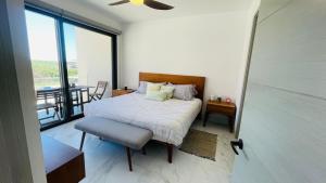 Playa Medano Caminando, Alberca en el roof في كابو سان لوكاس: غرفة نوم بها سرير ونافذة كبيرة