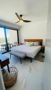 Playa Medano Caminando, Alberca en el roof في كابو سان لوكاس: غرفة نوم بها سرير ومروحة سقف