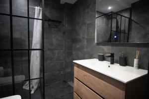 A bathroom at EDELWEISS HOUSE - Parking y Wifi GRATIS