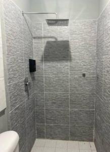La salle de bains est pourvue d'une cabine de douche et de toilettes. dans l'établissement Casa Ciruelos Relax Confort and Relax, à Ciudad Madero