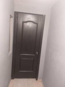 eine schwarze Tür in der Ecke eines Zimmers in der Unterkunft Casa Ciruelos Relax Confort and Relax in Ciudad Madero