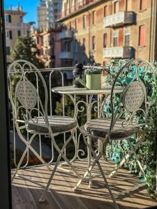 2 sedie e un tavolo sul balcone con tavolo e sedie di Bel Fiore Deluxe Apartment a Genova