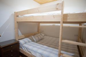 Un dormitorio con una litera con escalera. en EUROPA HOUSE - Parking GRATIS, en Sierra Nevada 18 fotos más