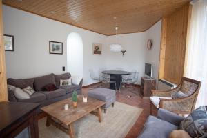 una sala de estar con un sofá y una mesa en EUROPA HOUSE - Parking GRATIS, en Sierra Nevada