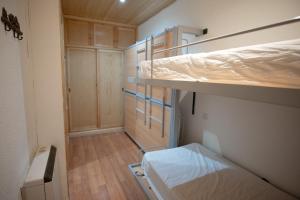 Una pequeña habitación con dos literas. en EUROPA HOUSE - Parking GRATIS, en Sierra Nevada