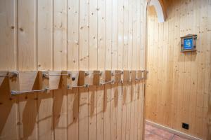 una pared de madera con una fila de toallas en EUROPA HOUSE - Parking GRATIS, en Sierra Nevada