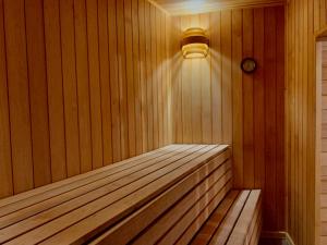 una sauna de madera con una luz en la pared en Bilychi - садиба у Карпатах, en Bilichi