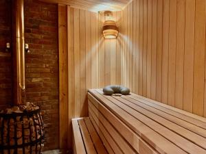 a sauna with a bench with a light on it at Bilychi - садиба у Карпатах in Bilichi
