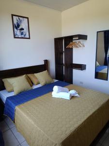 Un dormitorio con una cama con una toalla. en Luna Lodge en Fortuna