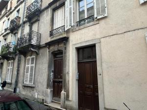een gebouw met twee deuren en ramen aan een straat bij La Teranga de Kadi & Cathy, avec jardin privatif in Nancy