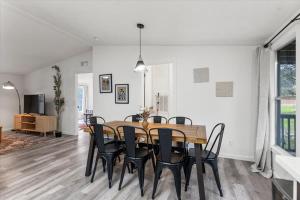une salle à manger avec une table en bois et des chaises noires dans l'établissement Starlight Horizon Cabin K - Pet-Friendly Texas Hill Country Cabin Near Canyon Lake - Pool, Stargazing & Group Getaways - Sleeps 8, à Canyon Lake 39 autres photos