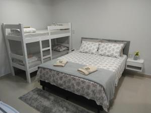 una camera da letto con un letto e due asciugamani di Cantinho da Vila Hospedagem a Penha
