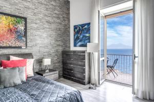 una camera con letto e vista sull'oceano di 1000 Suites a Napoli