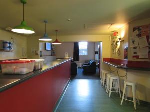 Dapur atau dapur kecil di Rotorua Downtown Backpackers