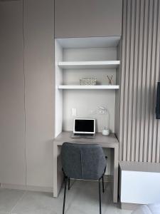 escritorio con ordenador portátil y silla en la habitación en Luxury Studio con Vista, en Cali