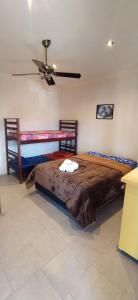 sypialnia z łóżkiem i wentylatorem sufitowym w obiekcie ENCUENTRO LA ÑATA w mieście Amaicha del Valle