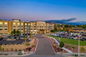 un hôtel avec des voitures garées dans un parking dans l'établissement Best Western Plus Executive Residency Fillmore Inn, à Colorado Springs