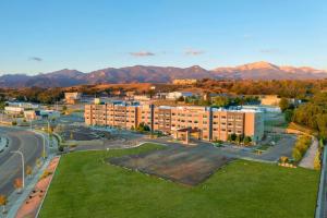 z powietrza widok na miasto z górami w tle w obiekcie Best Western Plus Executive Residency Fillmore Inn w mieście Colorado Springs