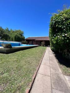 uma casa com piscina num quintal em El_Ceibo_Lobos em Lobos