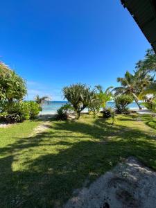 vista su una spiaggia con palme e sull'oceano di Residence Monique a Ile aux Nattes