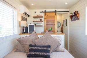 una habitación con almohadas en un sofá en una casa pequeña en New The Cowboy Boots-Shipping Container Home, en Alpine