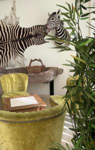 um quarto com duas zebras numa parede em Boutique Hotel Casa Grande em Santo Domingo