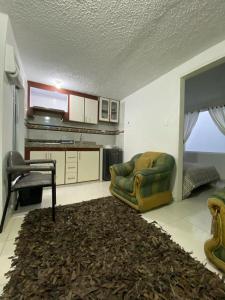 uma sala de estar com um sofá e uma mesa em Acogedor Apartamento Pequeño e Independiente em Bogotá