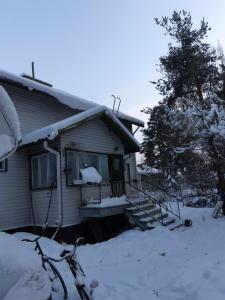 ロヴァニエミにあるWinter caravanの雪に覆われた家