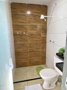 bagno con doccia e servizi igienici di POUSADA ALLES a Santo Amaro