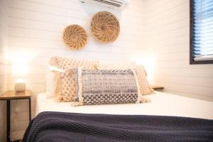 Tempat tidur dalam kamar di New Endless Sunsets-Container Home