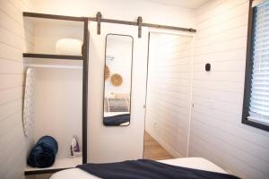 Postel nebo postele na pokoji v ubytování New Endless Sunsets-Container Home