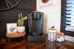 Příslušenství pro přípravu čaje a kávy v ubytování New Endless Sunsets-Container Home