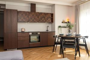 een keuken met een tafel en stoelen in een kamer bij Vaivutės Apartamentai No3 in Darbėnai