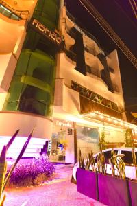Hotel Florida Sincelejo في سينسليخو: مبنى أمامه أضواء أرجوانية