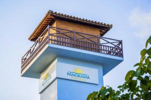 una señal en el lateral de un edificio en Pousada Panorama, en Praia do Frances