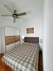 Tempat tidur dalam kamar di Precioso apartamento con estilo.