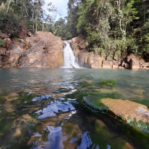 uma cascata no meio de um corpo de água em Los Tucanes em Los Altos de Cerro Azul