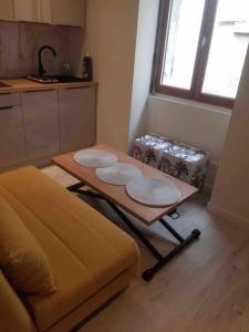 uma pequena mesa numa cozinha com um sofá em Cocon 2 calme en cœur historique em Périgueux