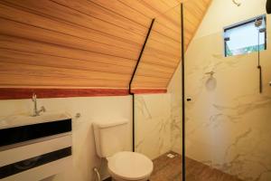 een badkamer met een toilet en een wastafel bij Sítio Terra Sertaneja - Chalé Estou Apaixonado in Turvo dos Góis