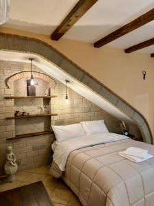 サンターガタ・デ・ゴーティにあるBELLEVUE APARTMENTSのレンガの壁にベッド1台が備わるベッドルーム1室