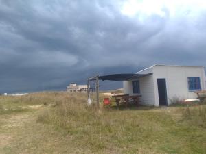 Casa de madera en playa de Cabo Polonio con dos ambientes