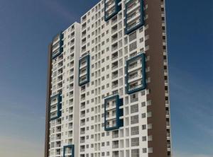 um edifício alto com janelas azuis ao lado em Acogedor y espacioso apartamento em Lima